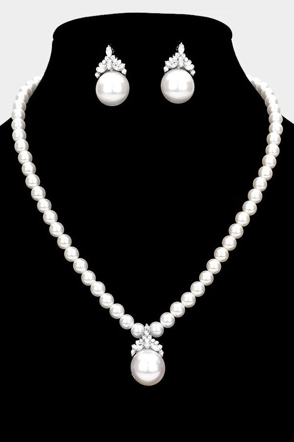 Stone Embellished Pearl Necklace
