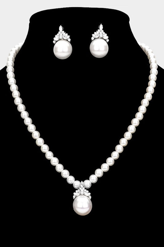 Stone Embellished Pearl Necklace